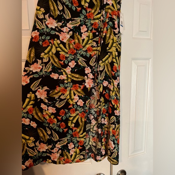 Jessica Simpson Two Piece skirt set! Flirty! Classy! - Picture 3 of 4